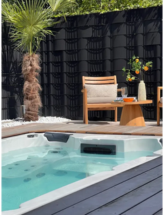 PassionSpa Aquatic 1-swimspa – Sport Collection, hvid overflade, hvid inderside, turkisblåt vand, sorte paneler