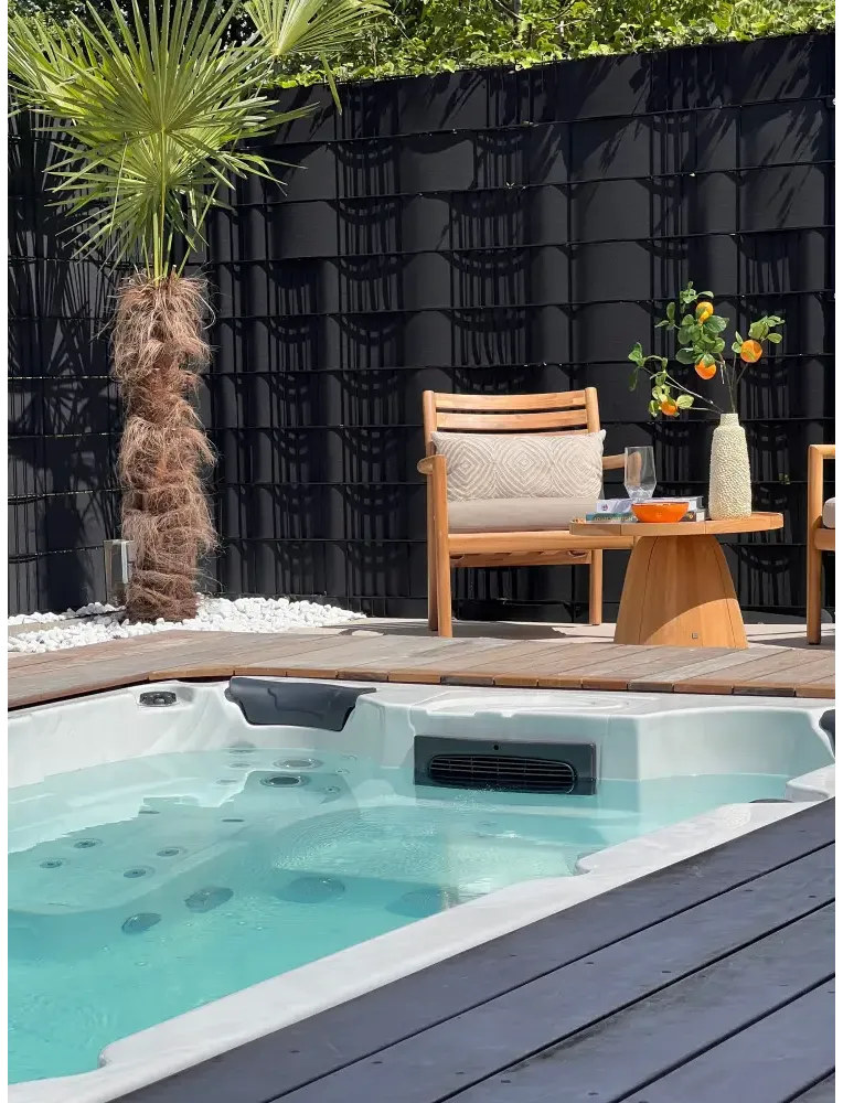 PassionSpa Aquatic 1-swimspa – Sport Collection, hvid overflade, hvid inderside, turkisblåt vand, sorte paneler