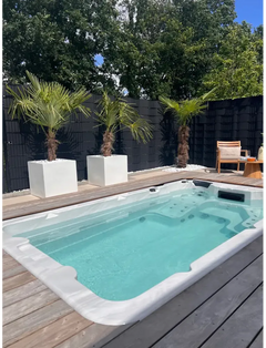 PassionSpa Aquatic 1-swimspa – Sport Collection, hvid overflade, rektangulær form, turkisblåt vand, indbyggede massagedyser, træterrasse