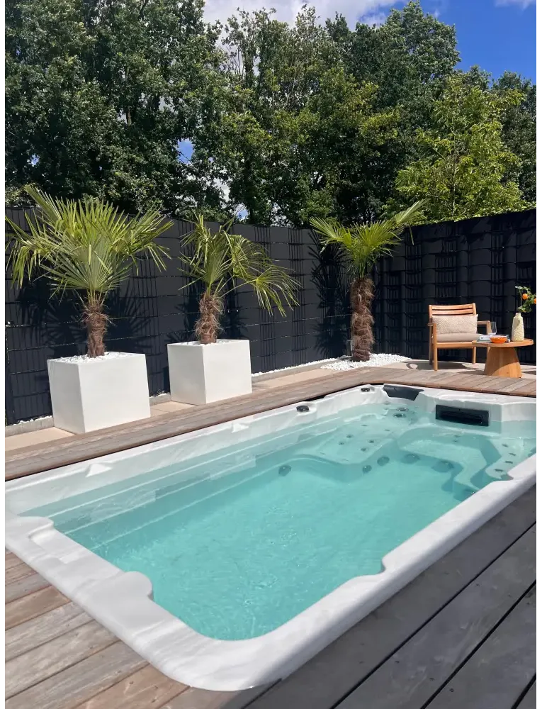 PassionSpa Aquatic 1-swimspa – Sport Collection, hvid overflade, rektangulær form, turkisblåt vand, indbyggede massagedyser