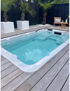PassionSpa Aquatic 1-swimspa – hvid overflade, turkisblåt vand, sorte paneler