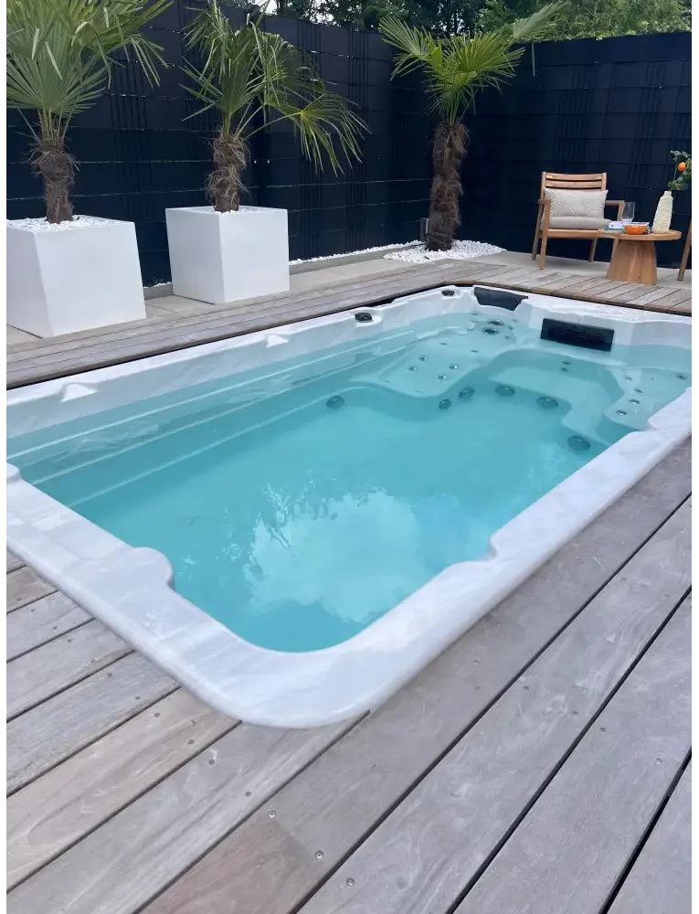 PassionSpa Aquatic 1-swimspa – hvid overflade, turkisblåt vand, sorte paneler