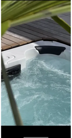 PassionSpa Aquatic 1-swimspa – hvid overflade, hvid inderside, sorte siddepladser, boblende vand, turkisblåt vand