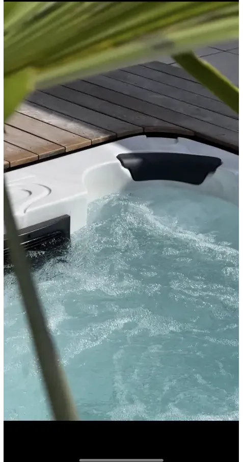 PassionSpa Aquatic 1-swimspa – hvid overflade, hvid inderside, sorte siddepladser, boblende vand, turkisblåt vand