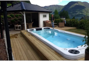 PassionSpa Aquatic 2-swimspa – Sport Collection, hvid overflade, rektangulær form, blåt vand, sorte detaljer