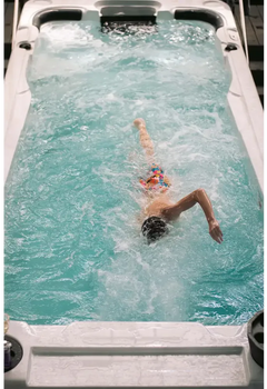 PassionSpa Aquatic 2-swimspa – person svømmer, turkisblåt vand