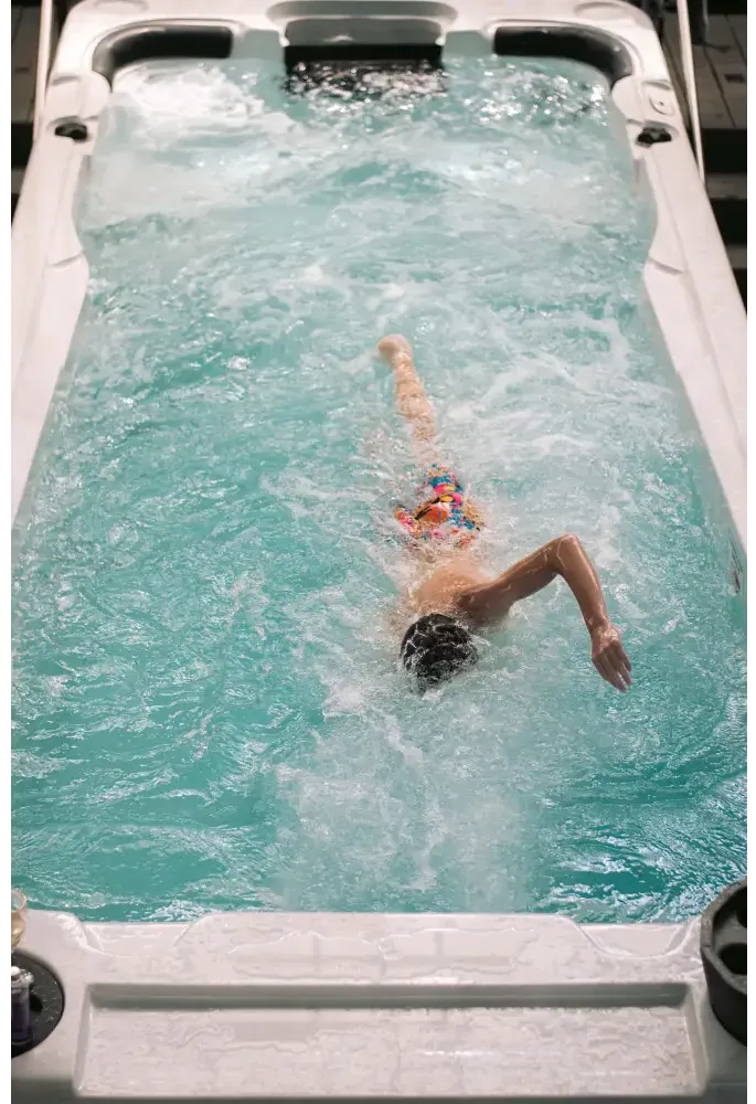 PassionSpa Aquatic 2-swimspa – person svømmer, turkisblåt vand