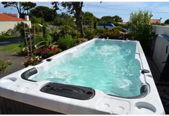 PassionSpa Aquatic 2-swimspa – hvid overflade, hvid inderside, sorte detaljer, turkisblåt vand