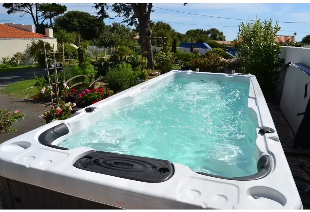 PassionSpa Aquatic 2-swimspa – hvid overflade, hvid inderside, sorte detaljer, turkisblåt vand