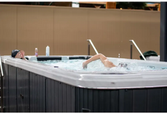 PassionSpa Aquatic 2-swimspa – hvid og sort, person svømmer, boblende vand
