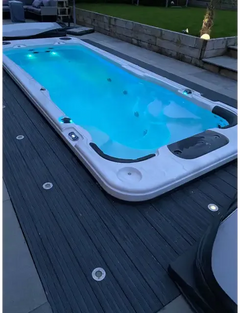 PassionSpa Aquatic 2-swimspa – hvid overflade, rektangulær form, blå belysning, blåt vand, sorte detaljer