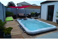 PassionSpa Aquatic 2-swimspa – Sport Collection, hvid overflade, blåt vand, træterrasse