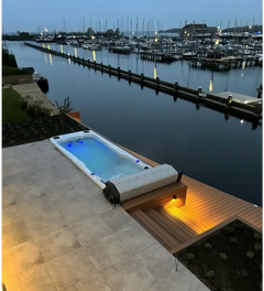 PassionSpa Aquatic 2-swimspa – moderne design, hvid inderside, blå belysning, træterrasse, ved vandet