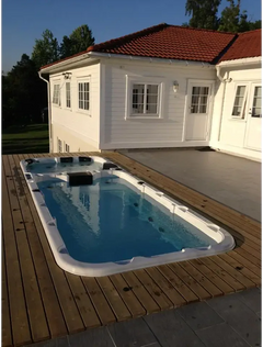PassionSpa Aquatic 3 Deep-swimspa – hvid overflade, blåt vand, sorte sædehynder, træterrasse
