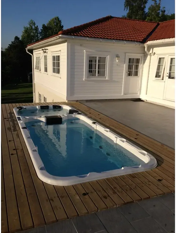 PassionSpa Aquatic 3 Deep-swimspa – hvid overflade, blåt vand, sorte sædehynder, træterrasse