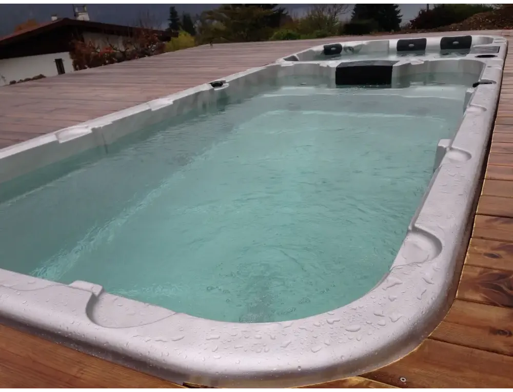 PassionSpa Aquatic 3 Deep-swimspa – hvid overflade, rektangulær form, sorte siddepladser, turkisblåt vand, træterrasse
