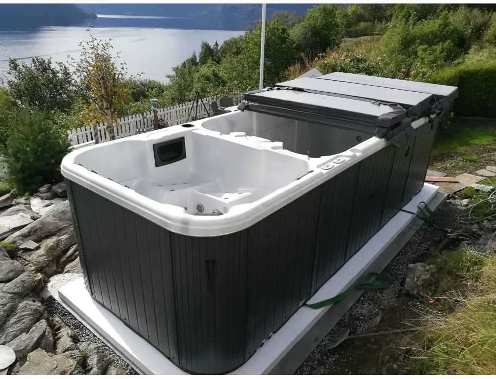 PassionSpa Aquatic 3 Deep-swimspa – hvid og sort, moderne panelbeklædning, udendørs