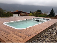 PassionSpa Aquatic 3 Deep-swimspa – hvid overflade, rektangulær form, sorte siddepladser, træterrasse
