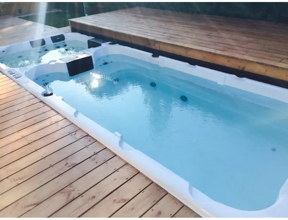 PassionSpa Aquatic 3 Deep-swimspa – Sport Collection, hvid overflade, blåt vand, træterrasse