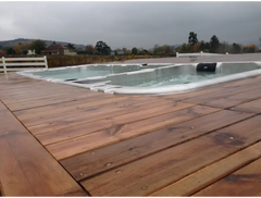 PassionSpa Aquatic 3 Deep-swimspa – Sport Collection, hvid overflade, sølvfarvet kantliste, sorte massagedyser, træterrasse