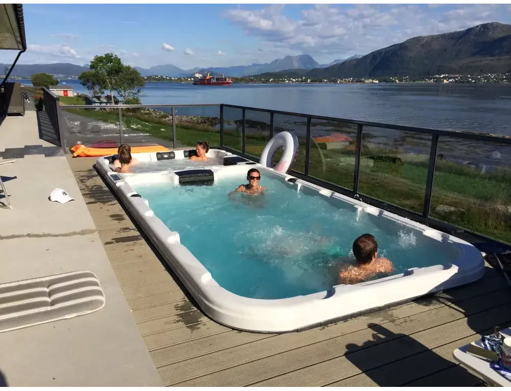 PassionSpa Aquatic 3 Deep-swimspa – Sport Collection, hvid overflade, rektangulær form, indbyggede massagedyser, sort kontrolpanel