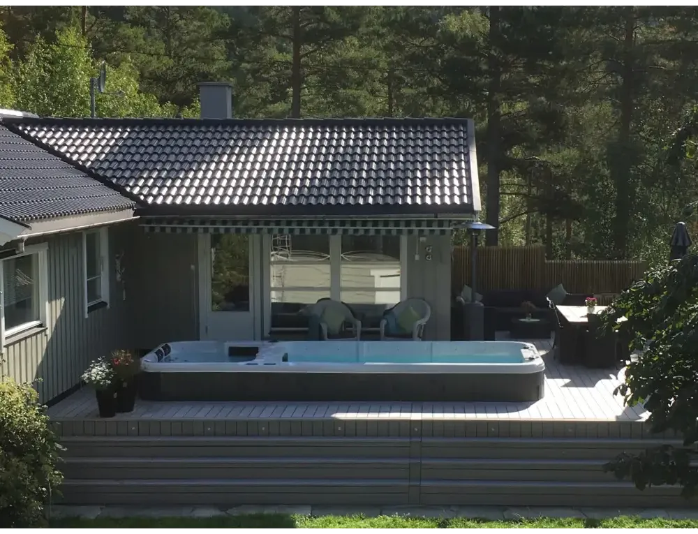 PassionSpa Aquatic 3 Deep-swimspa – gråt design, blåt vand, træterrasse