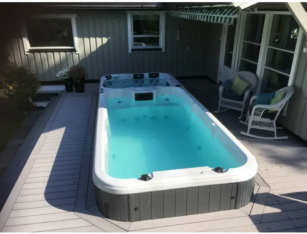 PassionSpa Aquatic 3 Deep-swimspa – Sport Collection, hvid og grå, turkisblåt vand