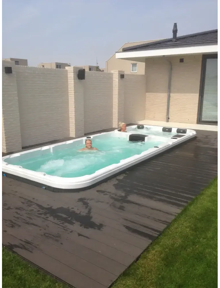 PassionSpa Aquatic 3 Deep-swimspa – hvid overflade, rektangulær form, turkisblåt vand, sorte sædehynder