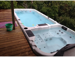 PassionSpa Aquatic 3-swimspa – Sport Collection, hvid og sort, blåt vand, massagedyser, siddepladser