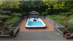 PassionSpa Aquatic 3-swimspa – hvid og sort, turkisblåt vand, træterrasse, i haven