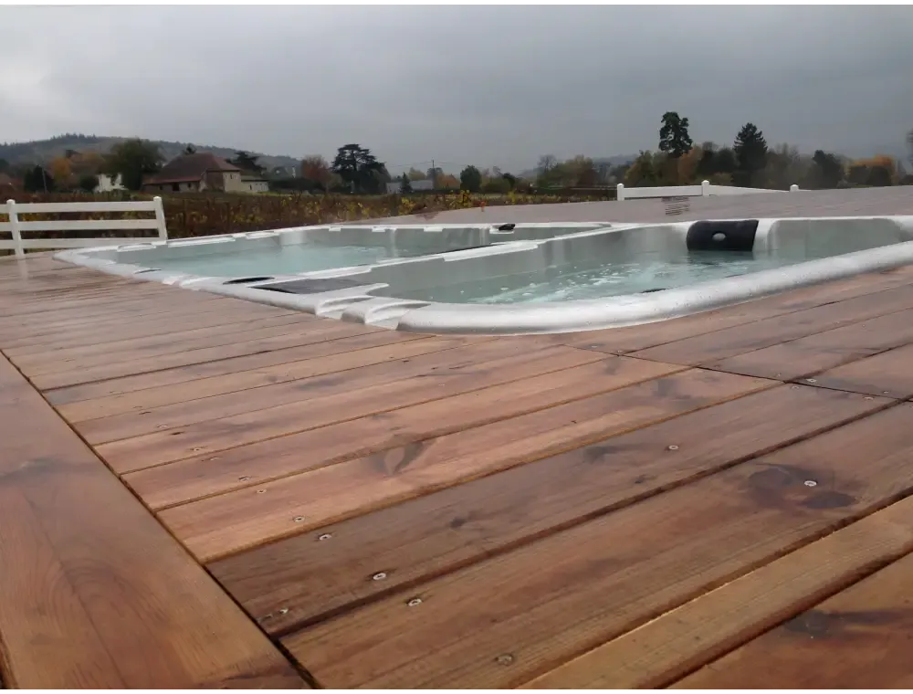 PassionSpa Aquatic 3-swimspa – Sport Collection, hvid overflade, hvid inderside, sølvfarvet kantliste, sorte massagedyser, træterrasse