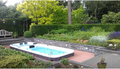 PassionSpa Aquatic 3-swimspa – hvid inderside, mørkegrå overflade, træterrasse, grønne omgivelser