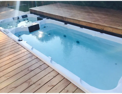 PassionSpa Aquatic 3-swimspa – Sport Collection, hvid overflade, rektangulær form, blåt vand, sorte massagedyser, træterrasse