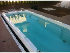 PassionSpa Aquatic 6-swimspa – rektangulær pool, hvid ramme, klart blåt vand