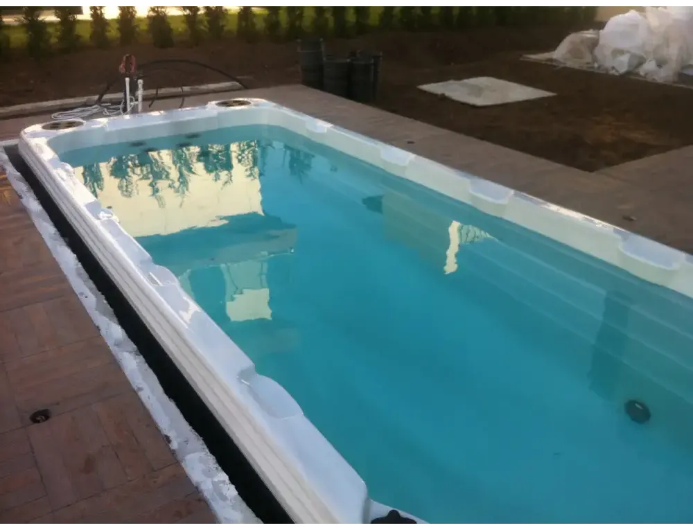 PassionSpa Aquatic 6-swimspa – rektangulær pool, hvid ramme, klart blåt vand