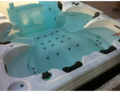PassionSpa Aquatic 6-swimspa – hvid overflade, hvid inderside, sorte stjernegreb, blåt vand