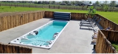 PassionSpa Aquatic 6-swimspa – Sport Collection, hvid overflade, rektangulær form, turkisblåt vand, sorte massagedyser, træhegn
