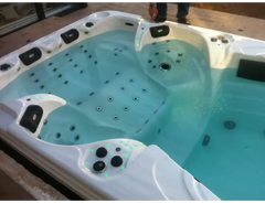 PassionSpa Aquatic 6-swimspa – hvid overflade, hvid inderside, sorte paneler, grøn LED-belysning