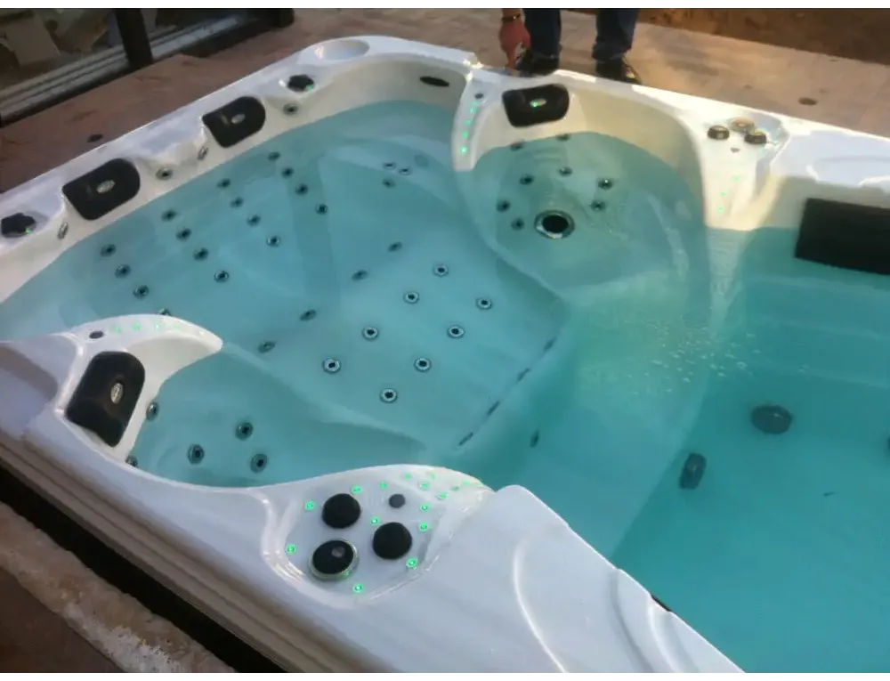 PassionSpa Aquatic 6-swimspa – hvid overflade, hvid inderside, sorte paneler, grøn LED-belysning
