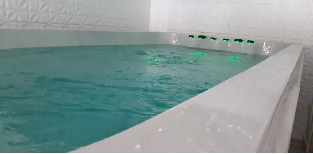 PassionSpa Dynamic Deep-swimspa – hvid overflade, hvid inderside, grøn LED-belysning