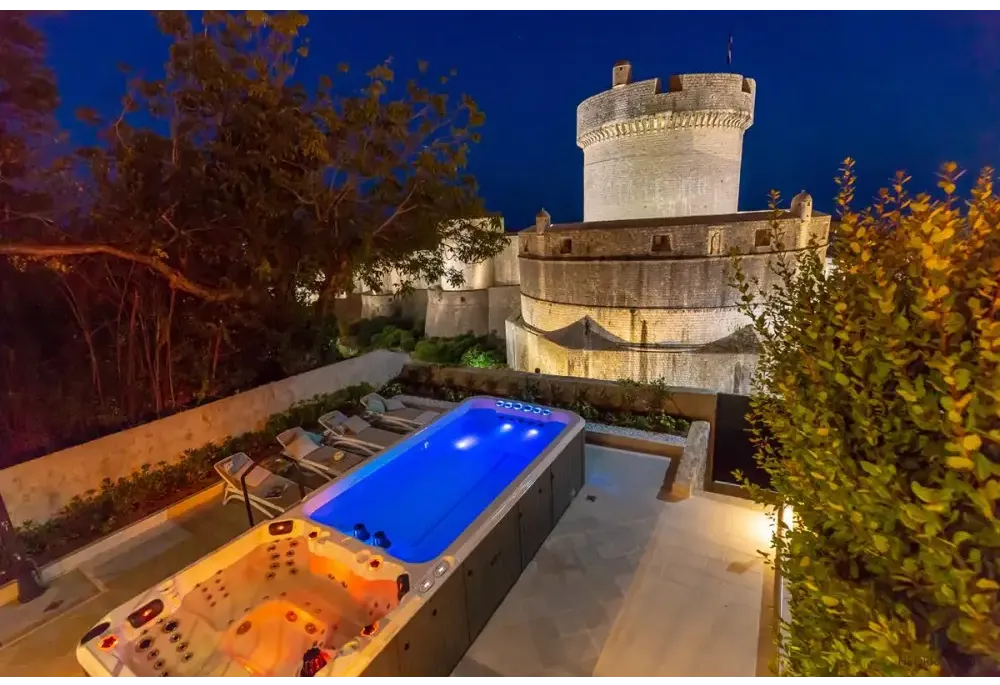 PassionSpa Dynamic Deep-swimspa – blå belysning, om natten