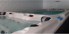 PassionSpa Dynamic Deep-swimspa – Sport Collection, hvid overflade, boblende vand, sorte paneler, blåt display