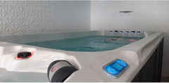 PassionSpa Dynamic Deep-swimspa – Sport Collection, hvid overflade, hvid inderside, blåt oplyst panel, sorte massagedyser