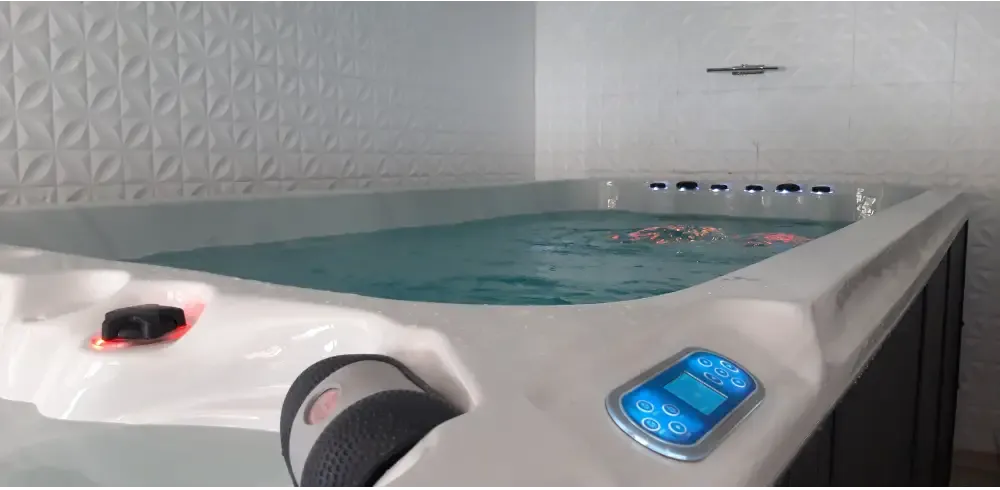 PassionSpa Dynamic Deep-swimspa – Sport Collection, hvid overflade, hvid inderside, blåt oplyst panel, sorte massagedyser