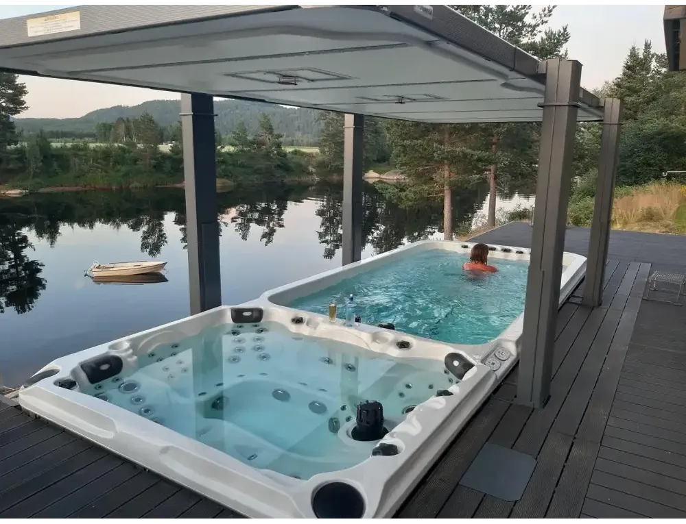 PassionSpa Dynamic-swimspa – Sport Collection, hvid overflade, hvid inderside, sorte massagedyser, gråt tag, træterrasse