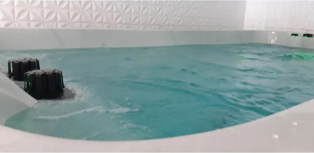 PassionSpa Dynamic-swimspa – hvid overflade, turkisblåt vand, sorte massagedyser