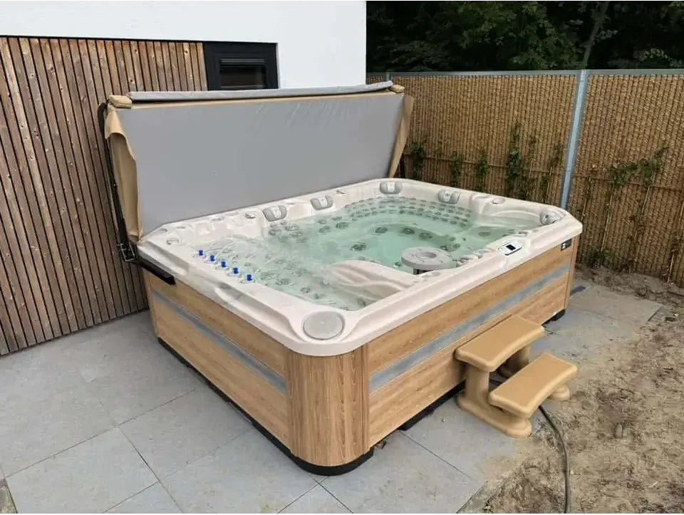 PassionSpa Ecstatic Mighty Wave-spabad – beige træbeklædning, gråt låg