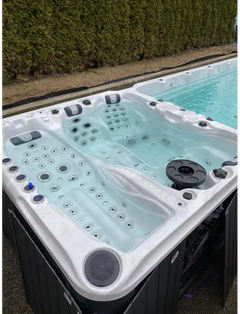 PassionSpa Energy Deep-swimspa – Sport Collection, hvid overflade, sorte detaljer, massagedyser
