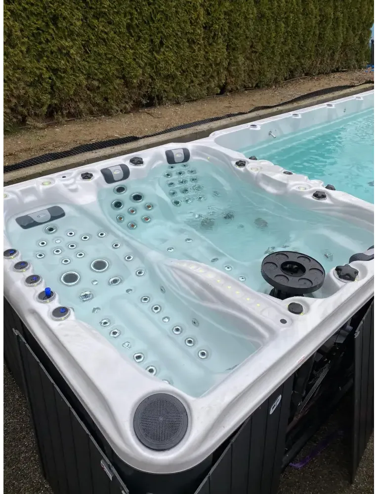 PassionSpa Energy-swimspa – hvid overflade, hvid inderside, sorte detaljer, massagedyser