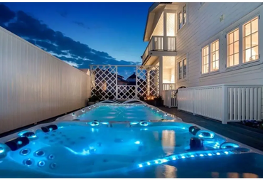Blå upplyst PassionSpa Energy Swim Spa med svarta jetstrålar, Sport Collection
